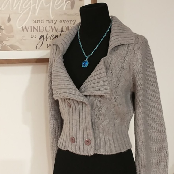 H&M Sweaters - H & M Cable Knit Crop Sweater